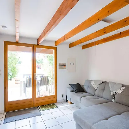 Mezzanine Avec Terrasse, Piscine & Parking A Proximite De La - - Fr-1-409-241